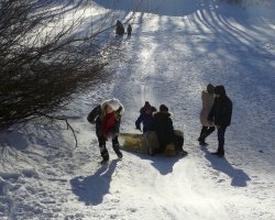 Зимние забавы Воскресной школы (учебно-воспитательной группы) в городе Суворове.